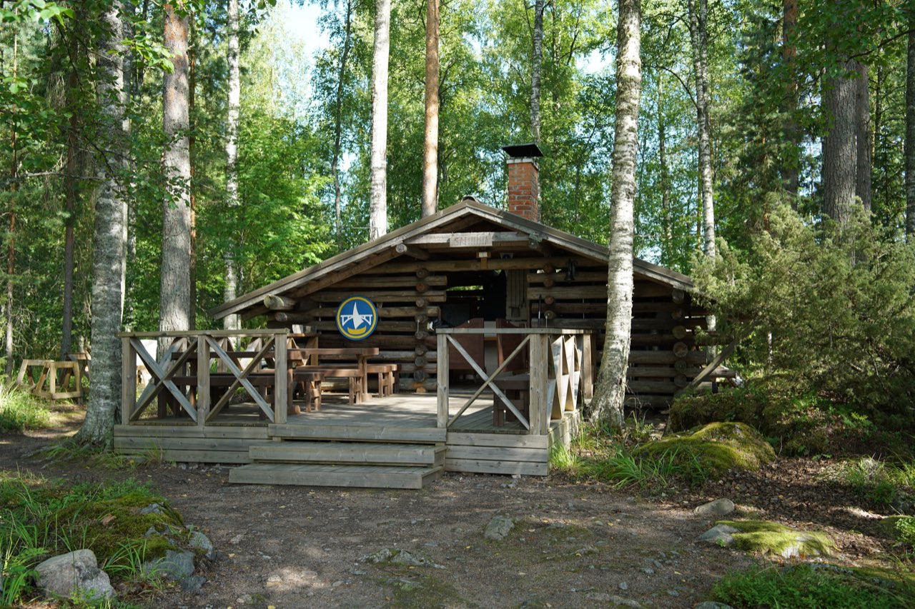 Ankkurin grillikatos metsän keskellä