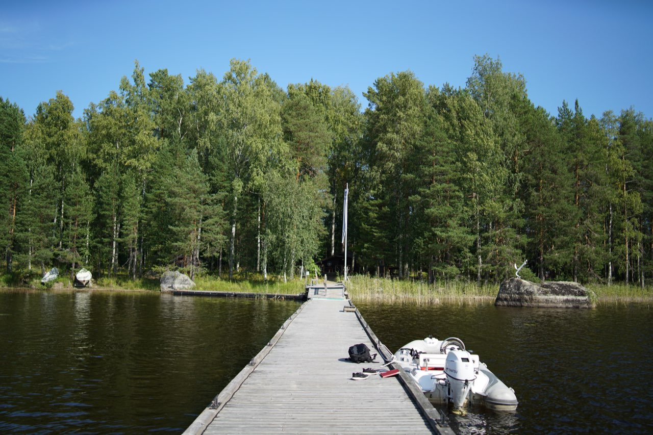 Ankkurin pitkä laituri ja suojaisa rantamaisema