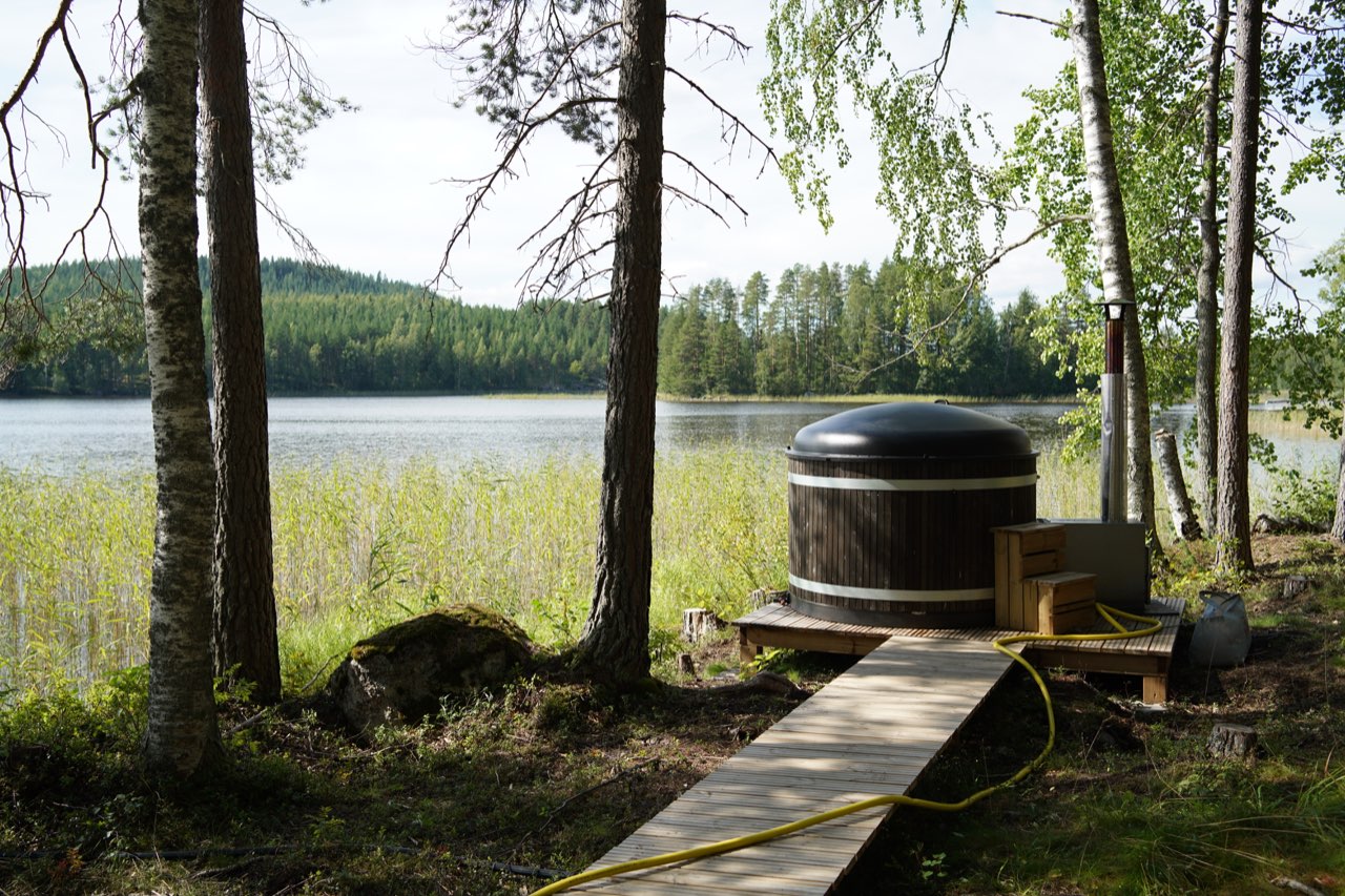 Ankkurin palju järven rannalla