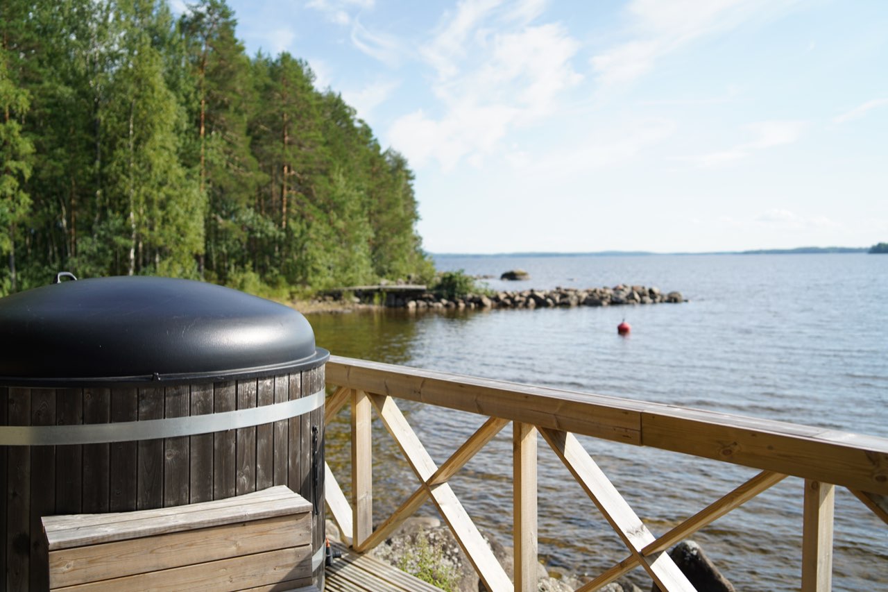 Kartun palju järvimaisemassa