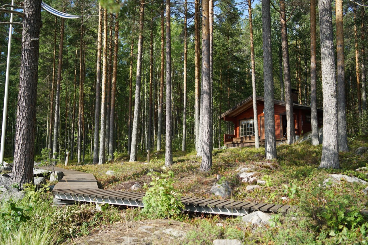 Kartun puinen kulkupolku tukikohdan rakennuksille