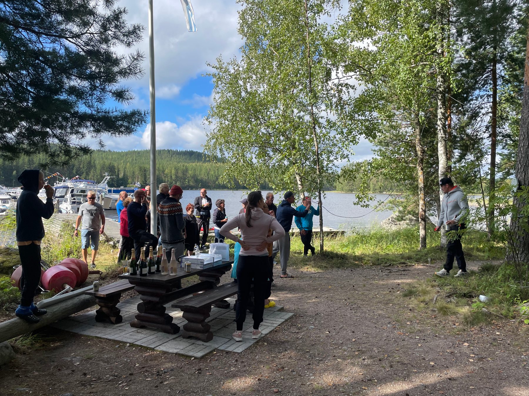 Seuran jäseniä yhteisessä tapahtumassa Keiteleen rannalla