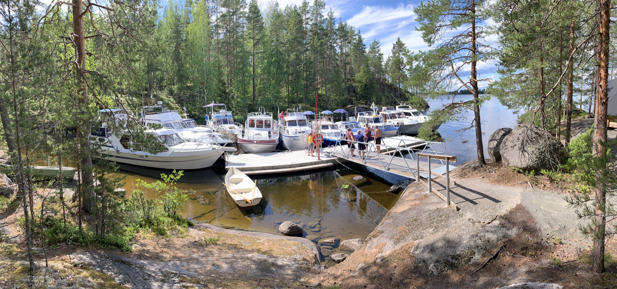 Veneitä ja seuran jäseniä yhdessä Keiteleen rannalla